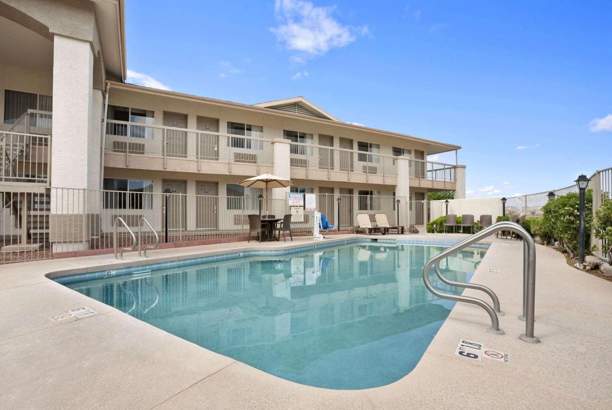 Days Inn By Wyndham Globe Exterior photo